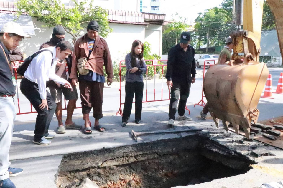 “ดอนเมือง”เร่งแก้ไขพื้นยุบ “ผอ.เขตฯ” นำทีมลงพื้นที่แก้ปัญหาถนนทรุด บริเวณถนนประชาอุทิศ