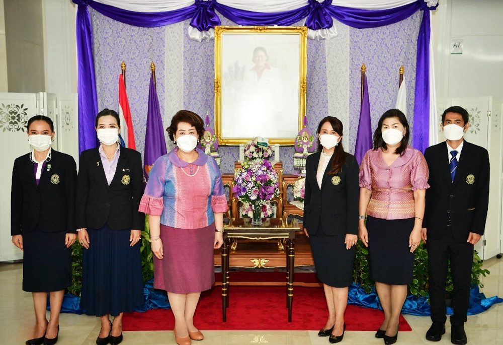 ผู้บริหาร มก. ทูลเกล้าฯ ถวายแจกันดอกไม้ พร้อมลงนามถวายพระพร "กรมสมเด็จพระเทพฯ"
