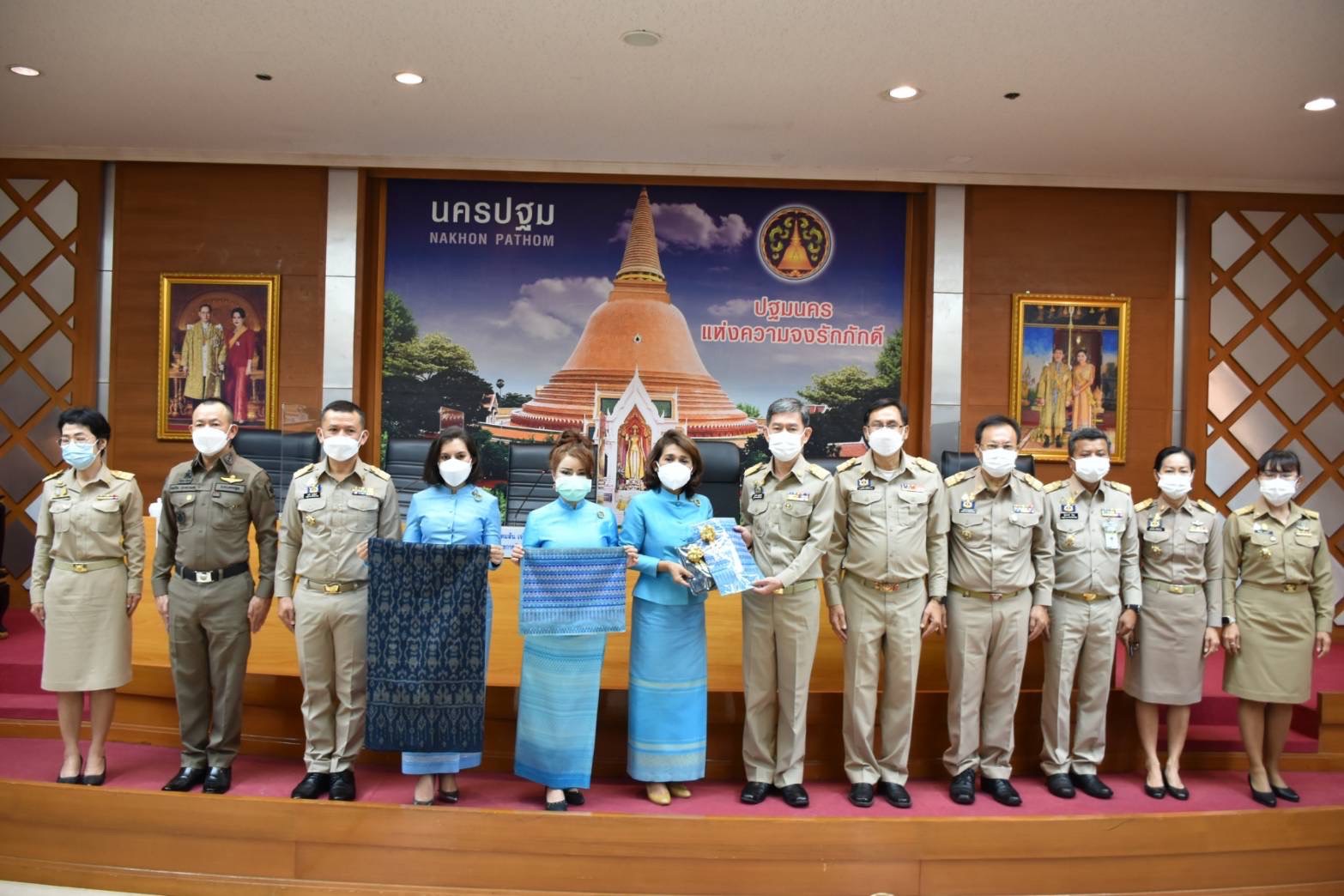 รับมอบผ้าต้นแบบอัตลักษณ์ประจำจังหวัดนครปฐม ลาย "ปูรณฆฏาศรีทวารวดี"