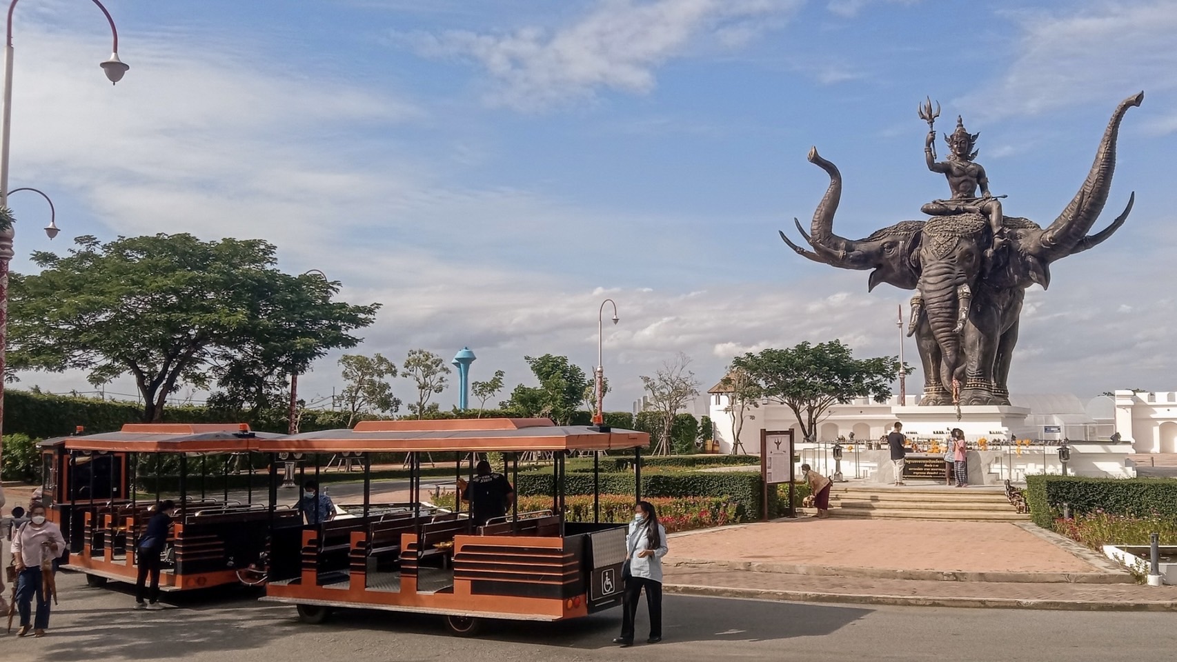 นักท่องเที่ยว ตบเท้าร่วมงานวันเข้าพรรษาที่ Legend Siam Pattaya      