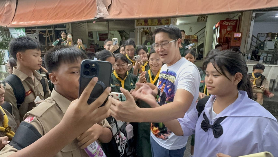 "เต้ มงคลกิตติ์" บุกโรงเรียนบดินทรฯ 2 ลั่นเอาผิดทุจริตสอบท้องถิ่น โยง “ตัวใหญ่”