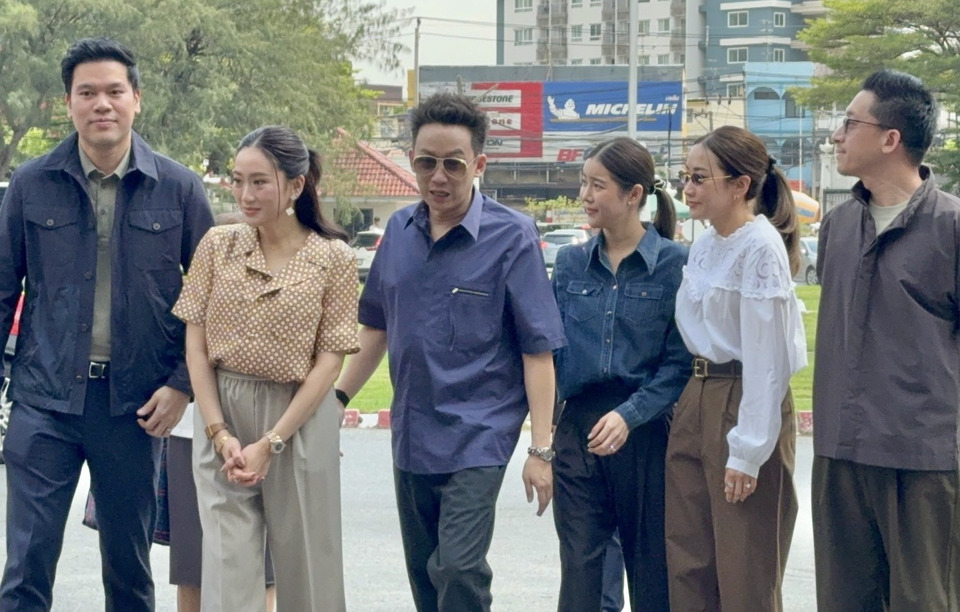 ‘โอ๊ค-เอม-อิ๊งค์’ เยี่ยม ‘ทักษิณ’ ครั้งสุดท้าย ก่อนปล่อยตัวพักโทษ 11 พ.ค. มวลชนเสื้อแดงแห่ให้กำลังใจ