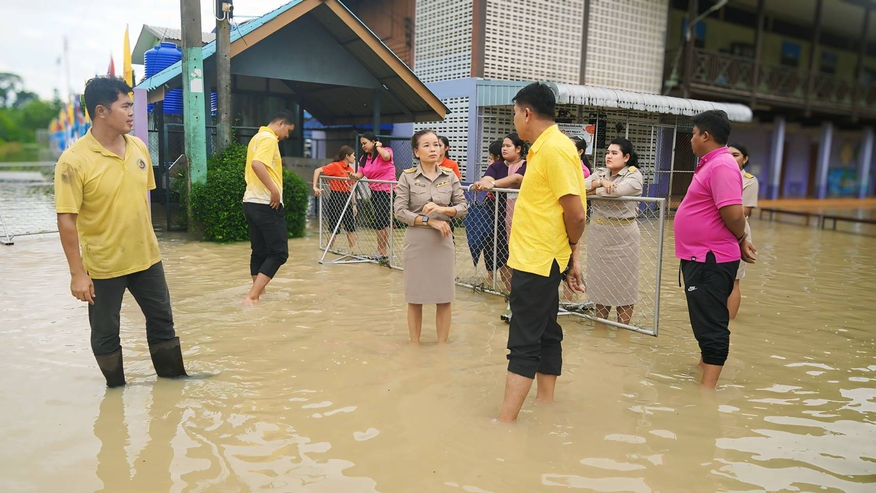 ฝนตกหนักทั้งคืน น้ำไหลเข้าท่วมขังในโรงเรียนวัดห้วงหิน อ.บ้านค่าย จ.ระยอง ผอ. สั่งปิดโรงเรียน 2 วัน
