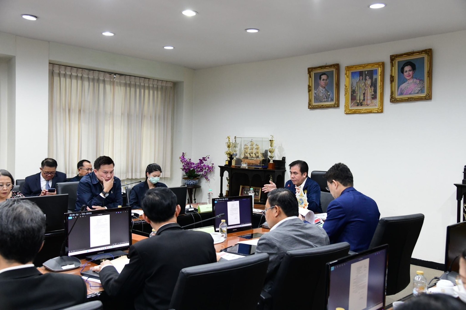 "สุรพงษ์" หารือหน่วยงาน มอบ 4 แนวทาง ยกระดับความปลอดภัยให้บริการรถโดยสารไม่ประจำทาง