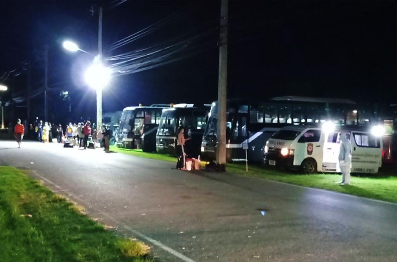 กอ.รมน.พิจิตร ประสานกองทัพภาคที่ 3 พาผู้ป่วยโควิด 19 ราย ขอกลับบ้านรักษาตัว