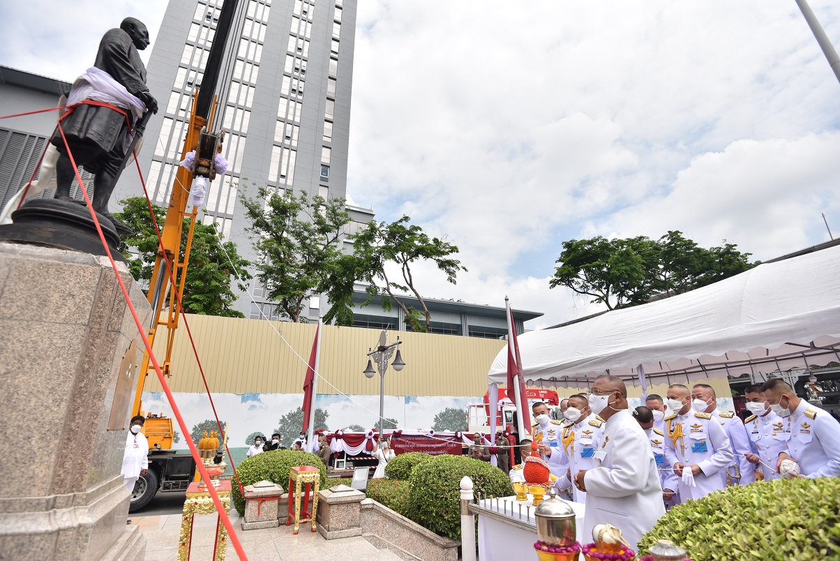 อัญเชิญพระบรมราชานุสาวรีย์รัชกาลที่ 4  จากแท่นประดิษฐานเพื่อบูรณะซ่อมแซม ณ กรมศิลปากร
