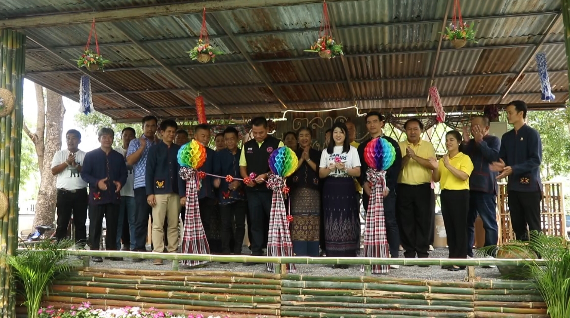 สุพรรณบุรี เปิดตลาดวิถีชุมชนชาววัง ชาวบ้านนำของดีสูตรโบราณมาขายคึกคัก