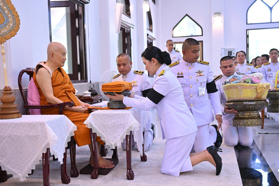 พระบาทสมเด็จพระเจ้าอยู่หัว โปรดเกล้าฯ ผู้ว่าฯ นครปฐม เชิญผ้าไตรพระราชทานถวายสมเด็จพระพุทธโฆษาจารย์
