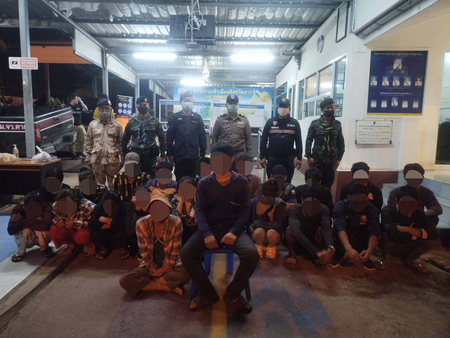 แม่สอดจับแรงงานเถื่อน 52 คนซุกในรถบรรทุกผักคนขับอ้างมีคนเอามาจอดและจ้างให้ขับไปส่งกทม. 