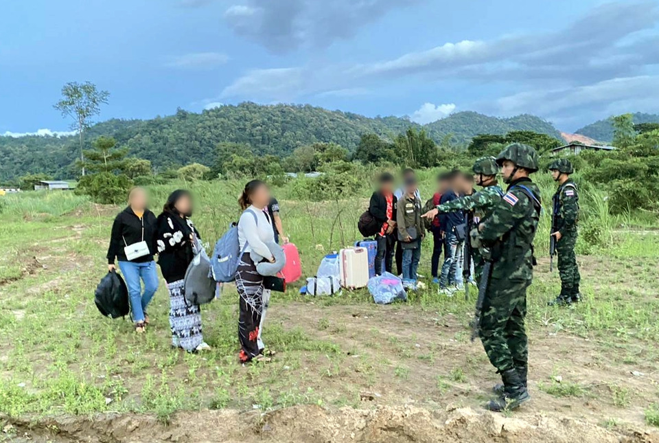 ทหาร ฉก.ราชมนู ช่วยคนไทย 16 ชีวิต ถูกหลอกไปทำงานในกาสิโนฝั่งเมียนมา กลับประเทศปลอดภัย