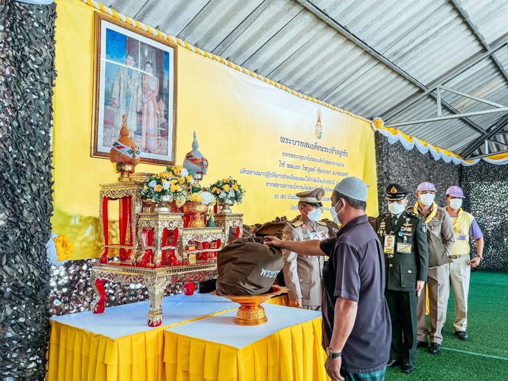 โปรดเกล้าฯ ให้องคมนตรีเยี่ยมให้กำลัง จตท.-ปชช.ได้รับบาดเจ็บจากเหตุคาร์บอมบ์แฟลตตำรวจบันนังสตา