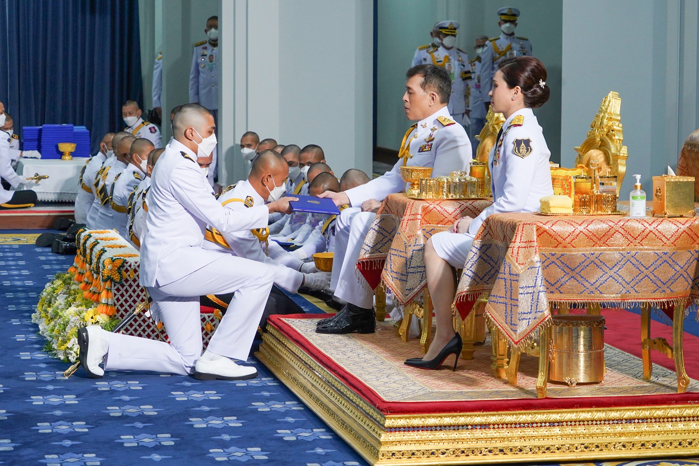 "ในหลวง-พระราชินี"พระราชทานกระบี่และปริญญาบัตร ให้นักเรียนนายร้อยจบการศึกษาปี 2563