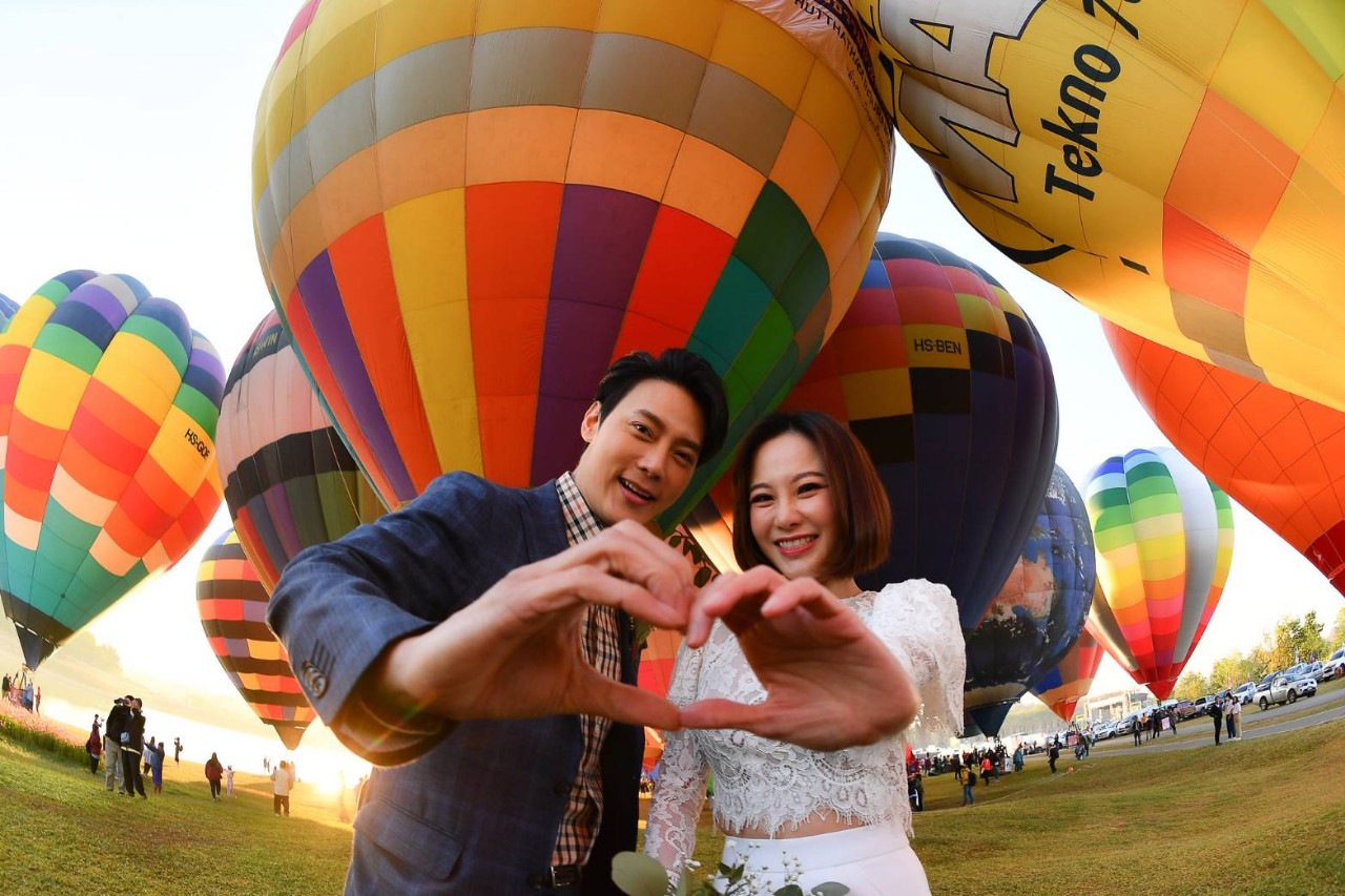 สิงห์ปาร์ค เชียงราย นำ 25 คู่รัก จดทะเบียนสมรสพร้อมบินบอลลูนเต็มฟ้า ท่ามกลางบรรยากาศสุดโรแมนติก เนื่องในวันวาเลนไทน์