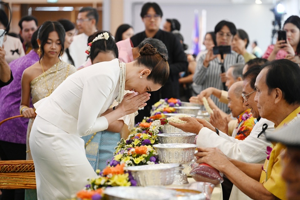 สวธ.จัดรดน้ำขอพรศิลปิน ชวนคนไทยสืบสานประเพณีขึ้นปีใหม่ไทย