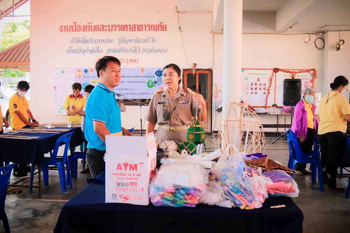 เทศบาลเมืองแม่ฮ่องสอนส่งเสริมพัฒนาอาชีพในชุมชนอบรมการประดิษฐ์โคมไฟและดอกไม้จันทน์
