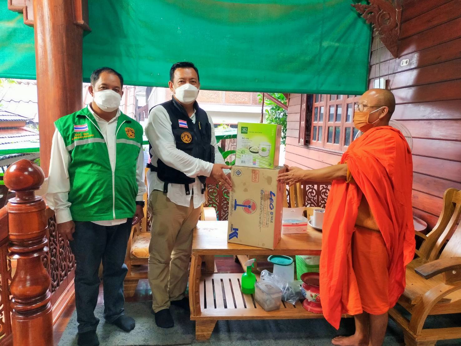 ร่วมสะพานบุญ นำ ข้าวสารอาหารแห้ง สิ่งของมอบให้  "ลุงชา" และลูกชายพิการ  