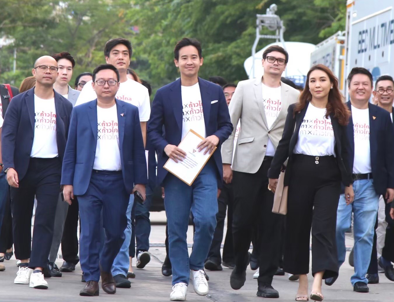 "ก้าวไกล" ถกนาน 4ชม.ลั่นเดินหน้าสู้ต่อ ไฟเขียว "เพื่อไทย" นำจัดตั้งรัฐบาล คุยลดเพดาน ม.112