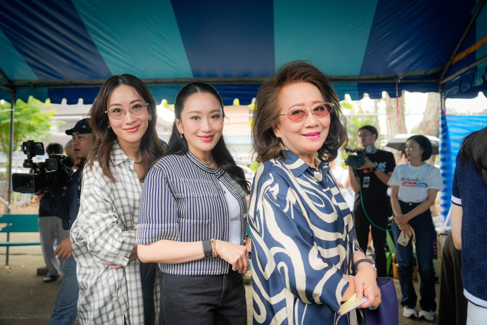 "อิ๊งค์" ควงแม่-พี่สาวเลือกตั้ง งดให้สัมภาษณ์