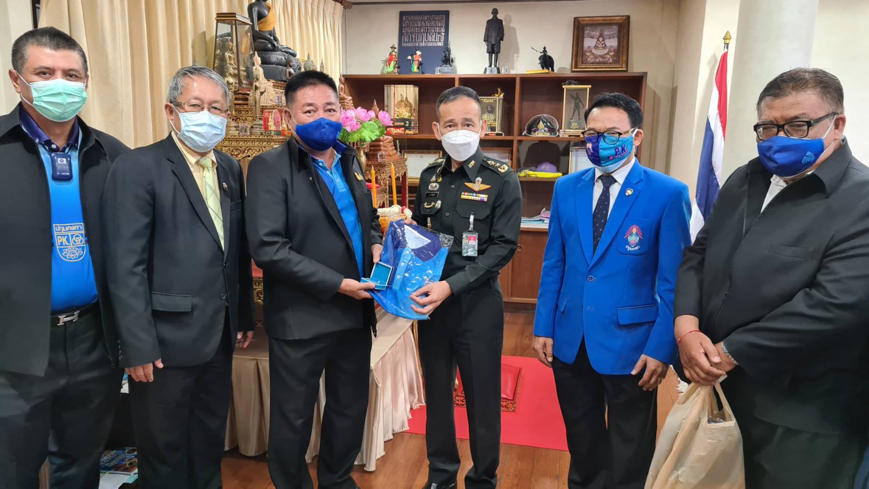 ศิษย์เก่าสวัสดีปีใหม่มอบเสื้อ-เหรียญที่ระลึก 120 ปี ปทุมคงคา