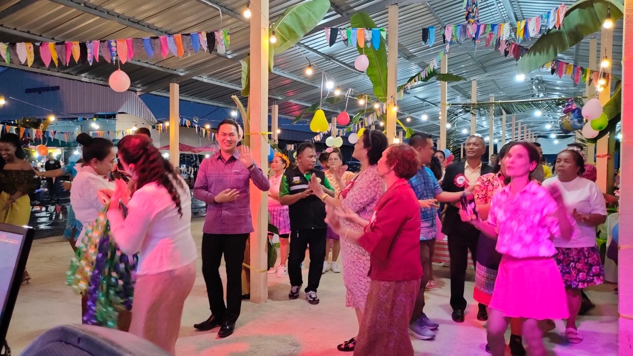 น้ำหมากกระจาย! ผู้สูงอายุมะนังโชว์สเต็ปแดนซ์สุดมัน ร้อง รำ ในงาน “ชุมชนร่วมใจสูงวัยไม่ลำพัง”