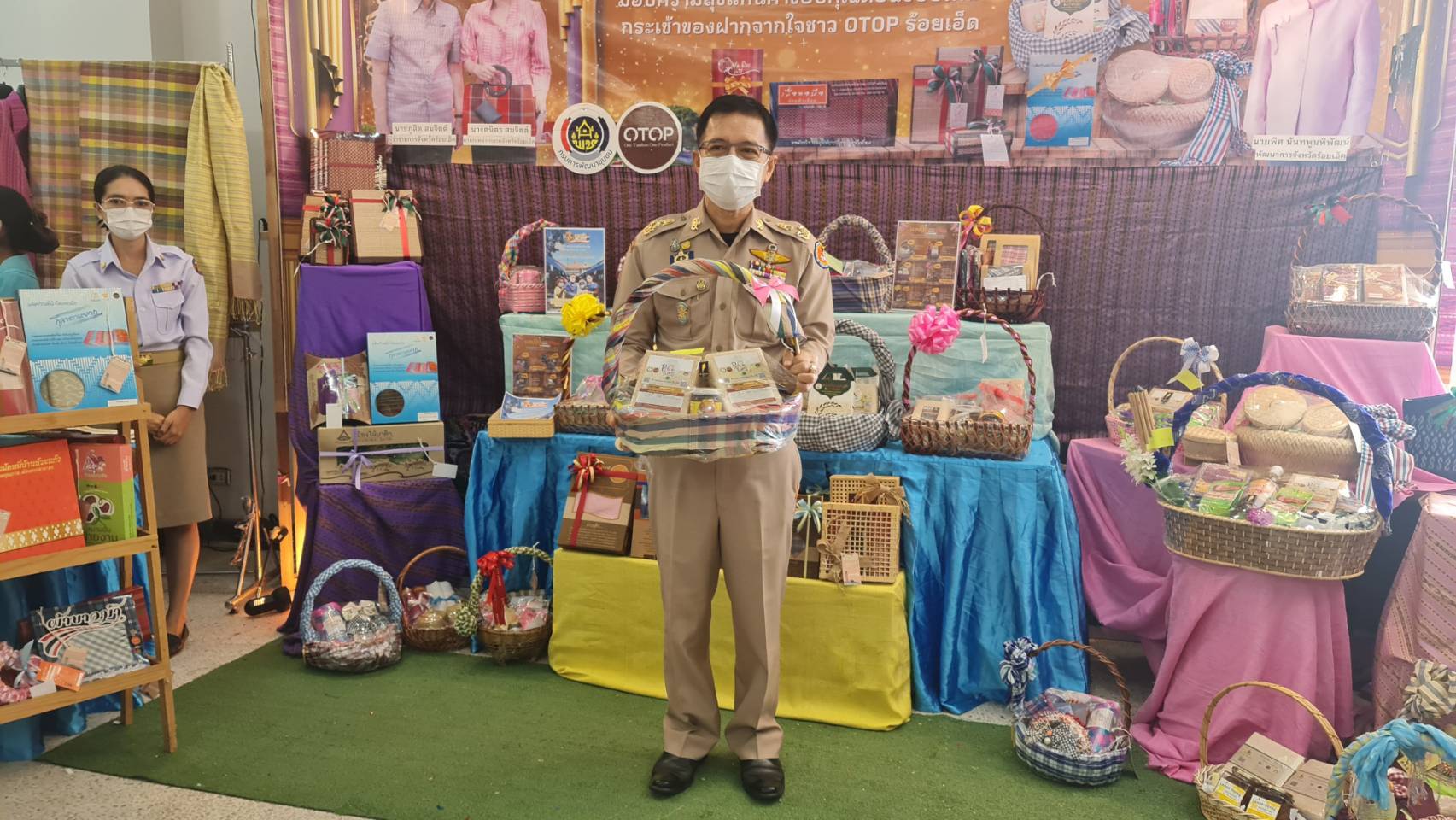  ผู้ว่าฯร้อยเอ็ด เชิญชวนส่งต่อความสุขผ่านกระเช้าของขวัญและกิ๊ฟเซ็ท OTOP พร้อมสวมใส่ผ้าไทยต้อนรับเทศกาลปีใหม่ 2565