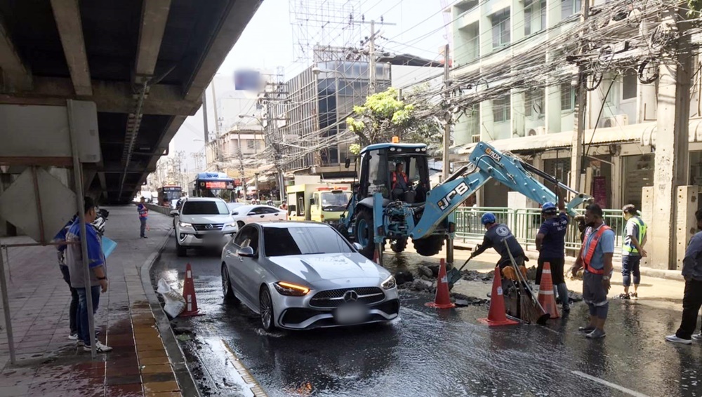 ตร.หัวหมาก แนะเลี่ยงเส้นทางปากซอยรามฯ 21 ท่อปะปาแตกน้ำท่วมถนน