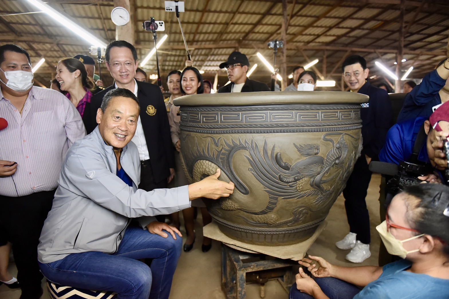 “นายกฯ” ชมการผลิตโอ่ง เมืองราชบุรี พร้อมติดเกล็ดมังกรบนอ่างลายมังกรเป็นที่ระลึกก่อนเซ็นชื่อบนโอ่งเซรามิค