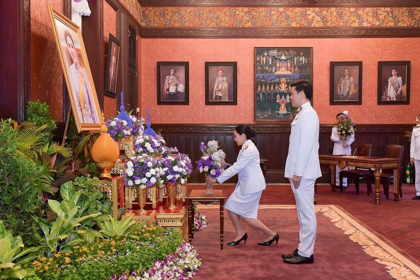 นายกรัฐมนตรี คณะรัฐมนตรี หน่วยงานภาครัฐ-เอกชน ประชาชน พร้อมใจลงนามถวายพระพร “พระราชินี” 
