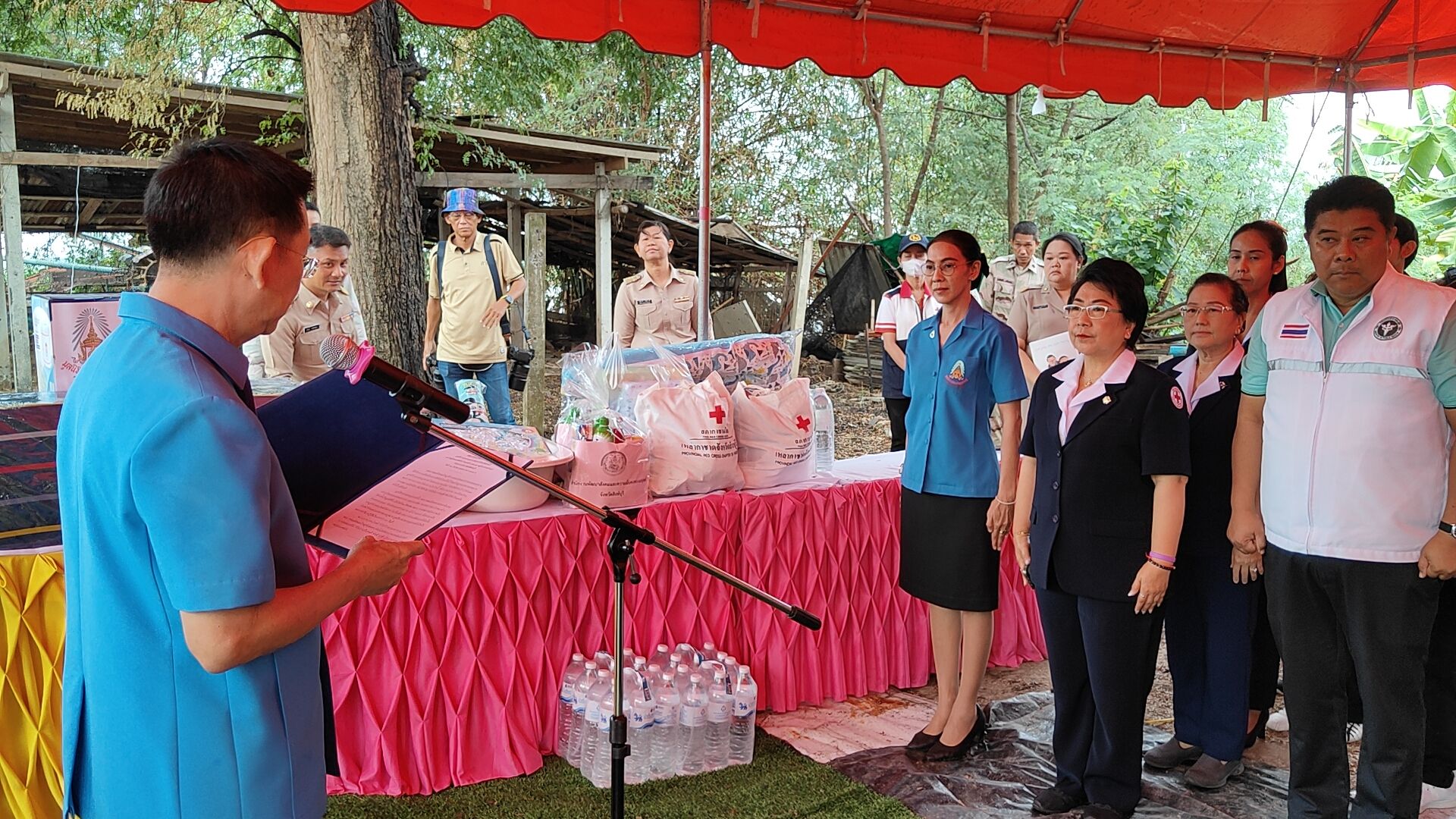 มูลนิธิราชประชานุเคราะห์ประจำจังหวัดสิงห์บุรีมอบสิ่งของพระราชทานให้กับผู้ประสบอัคคีภัย