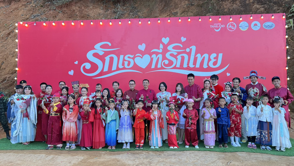 บ้านรักไทยจัดใหญ่วันวาเลนไทน์ คู่รักแห่จดทะเบียนกลางขุนเขา 