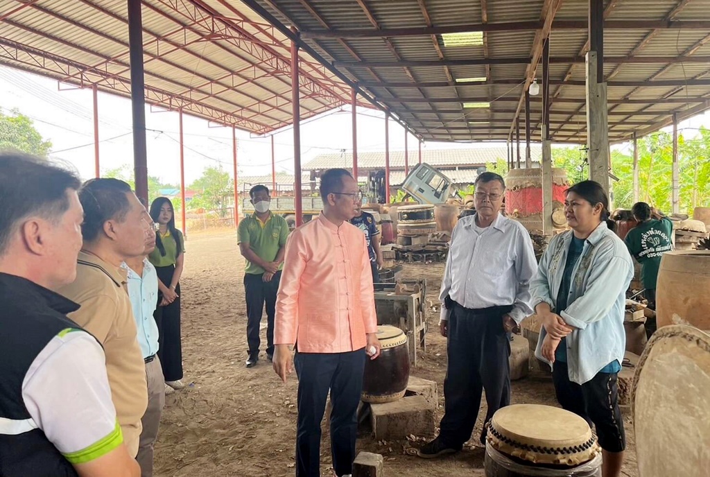 รองผู้ว่าฯ อ่างทอง ลงพื้นที่หมู่บ้านทำกลอง วางแนวทางพัฒนาพื้นที่สร้างสรรค์หมู่บ้านทำกลองเอกราช 
