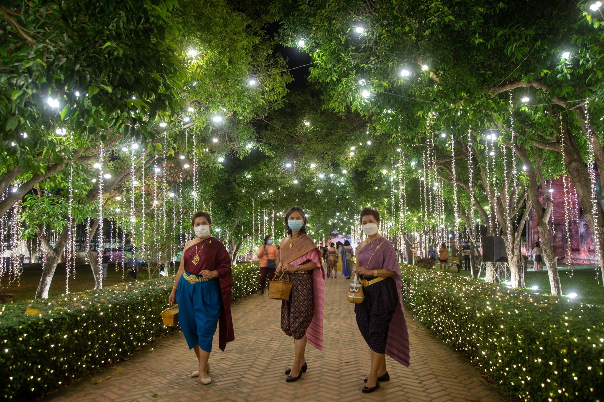 แต่งไทยเดินชมไฟงานเทิดพระเกียรติสมเด็จพระนารายณ์มหาราช ที่ลพบุรี
