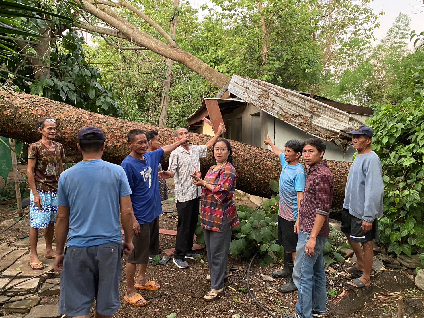 พายุฤดูร้อนพัดต้นไม้ใหญ่ล้มทับกุฏิพระบาดเจ็บ ทำบ้านเรือนเสียหายกว่า 70 หลัง