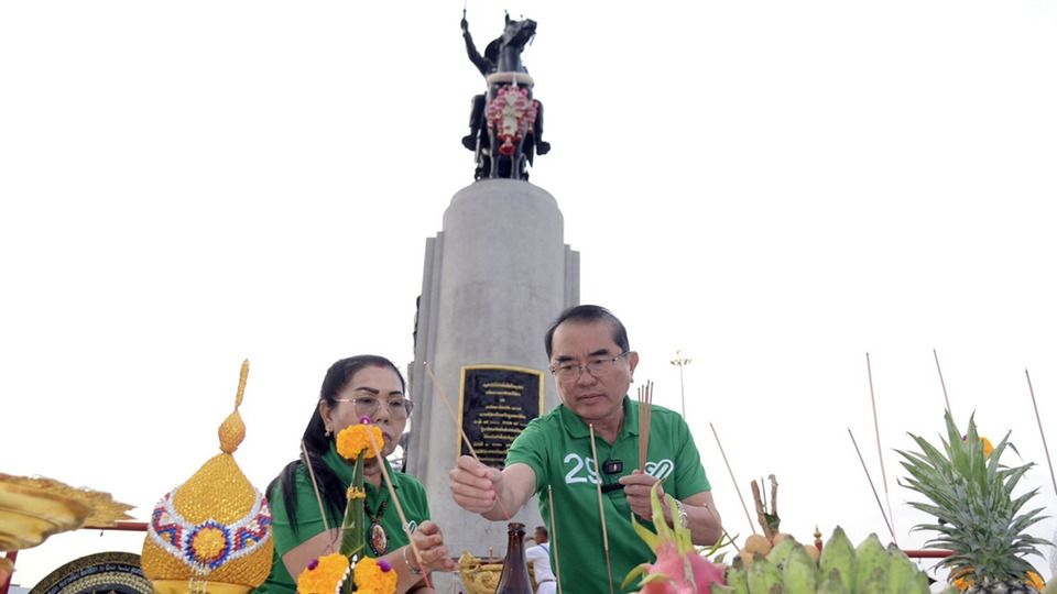"หมอวรงค์" สักการะพระเจ้าตาก ประกาศ "ทุบหม้อข้าวกู้ชาติ" ปลุกโหวตเลือก "ไทยภักดี" เข้าสภา