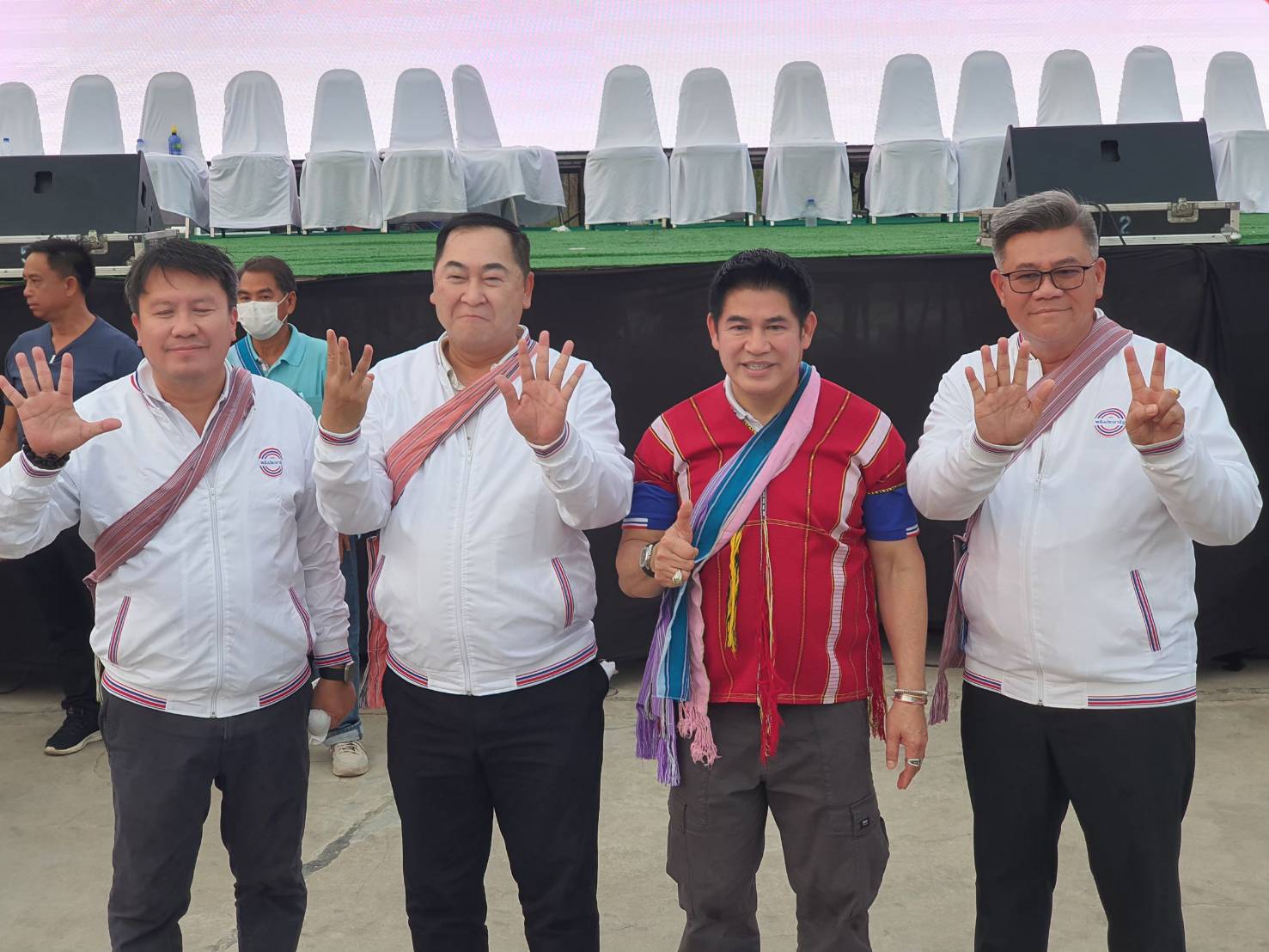 "ธรรมนัส"นำทัพ ส.ส.พลังประชารัฐตาก 3 เขตปราศรัย ปชช.นับหมื่นเข้าร่วมฟังนโยบายพรรค