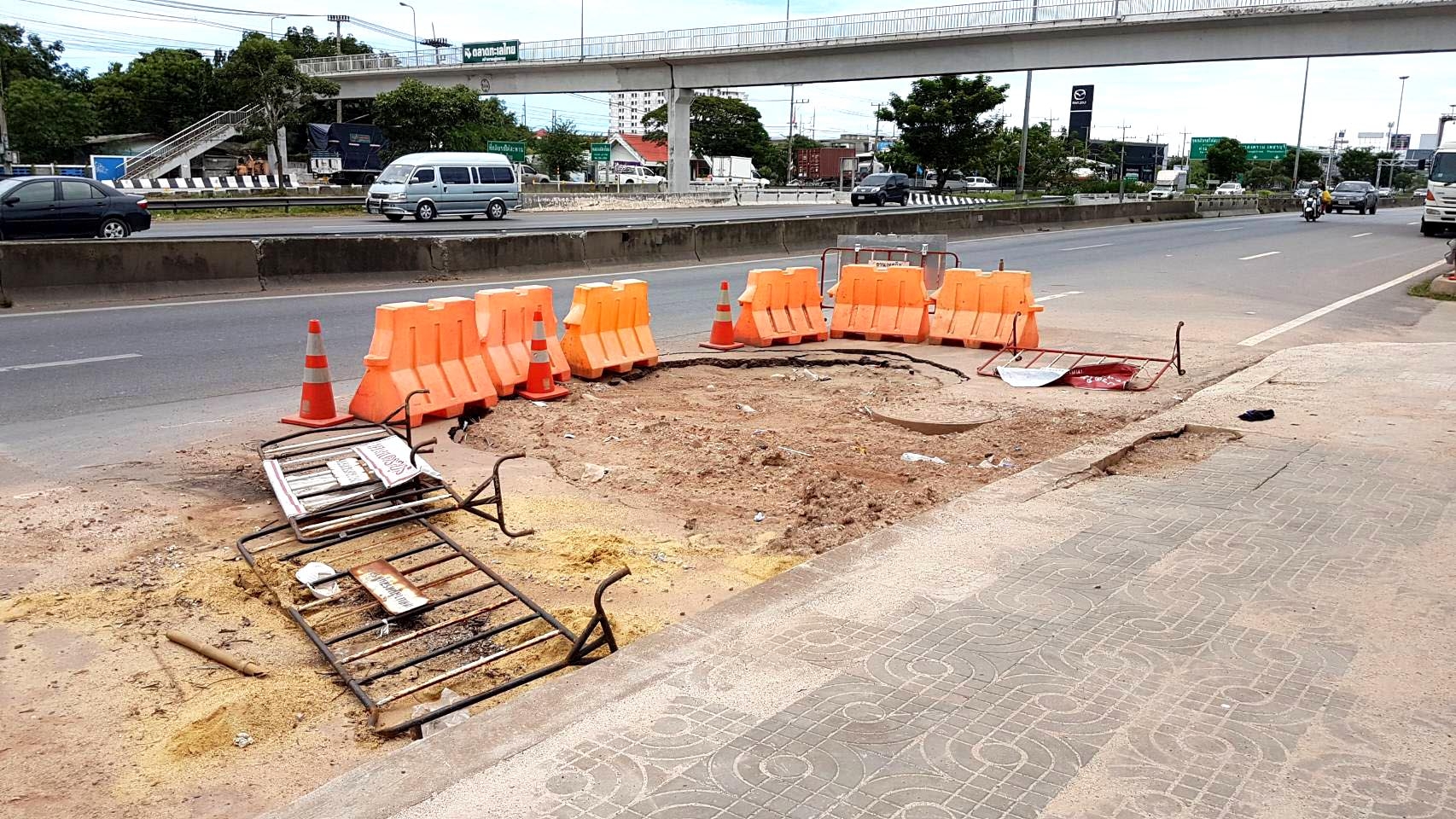ชาวมหาชัยโวยผู้รับเหมาทิ้งงานขุดซ่อมท่อประปา