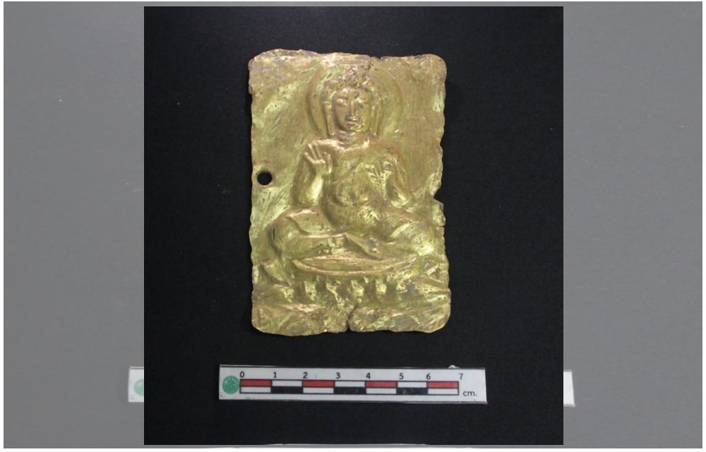 กรมศิลป์ขุดพบแผ่นทองคำดุนภาพพระพุทธรูปอายุกว่า 1,300 ปี