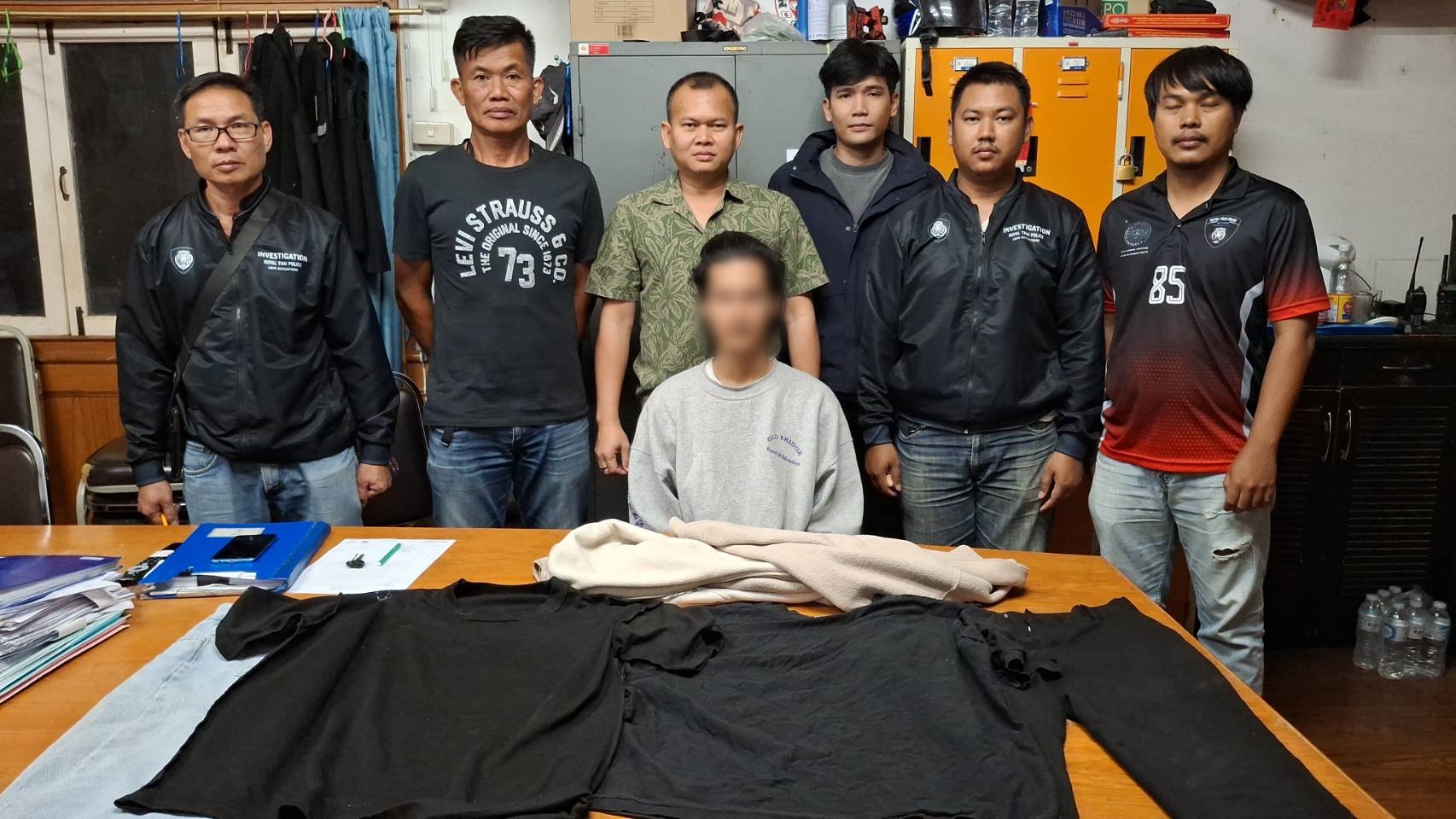 จับอดีตเด็กเสิร์ฟ ย่ามใจ  ตระเวนใช้หินทุบกระจกร้านชาบู ขโมยทรัพย์สิน อ้างนำไปจ่ายค่าห้องพัก และรอเกณฑ์ทหาร 