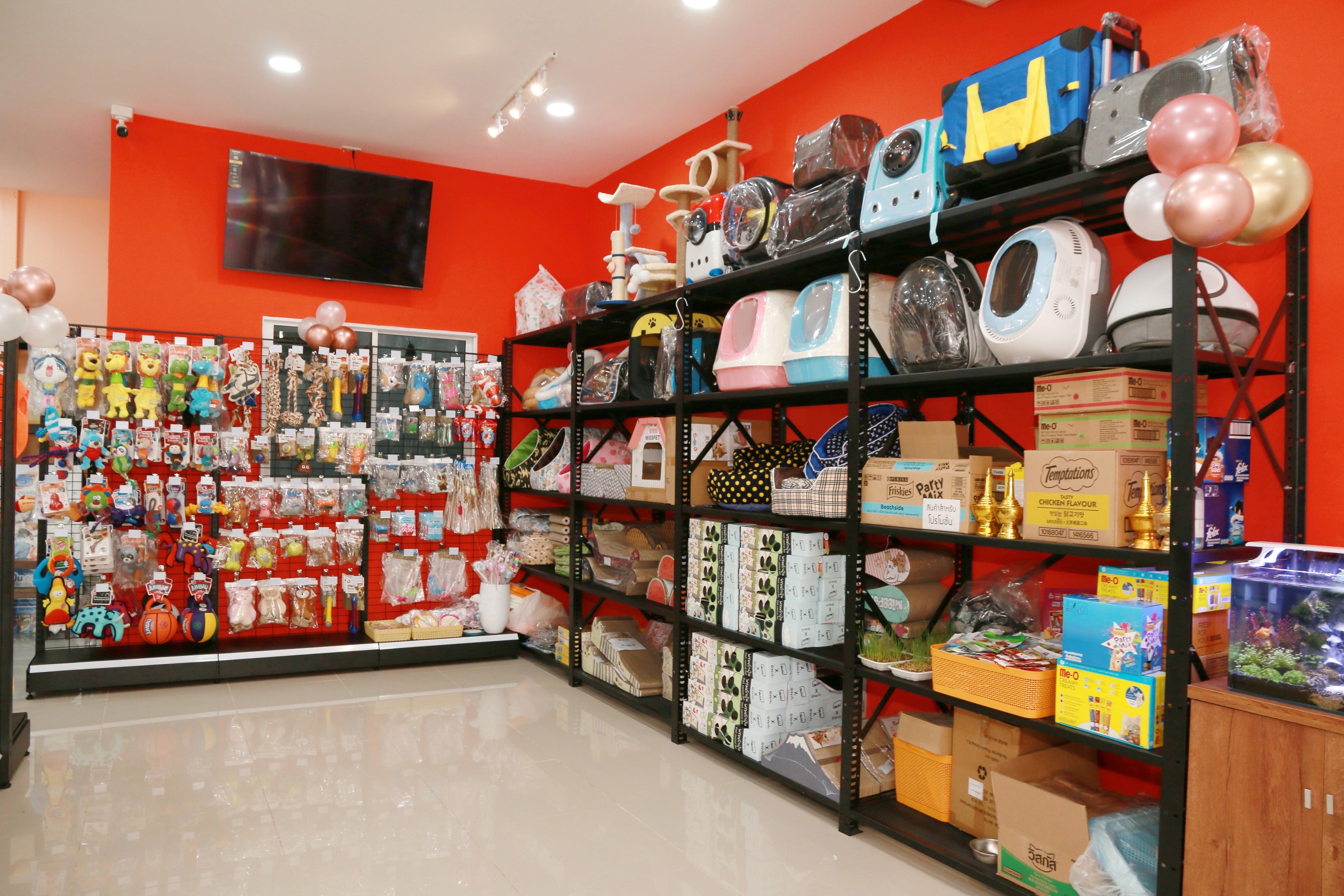 ผวจ.ชลบุรี เปิดร้านจำหน่ายอาหารและอุปกรณ์สัตว์เลี้ยงเพื่อคนรักสัตว์