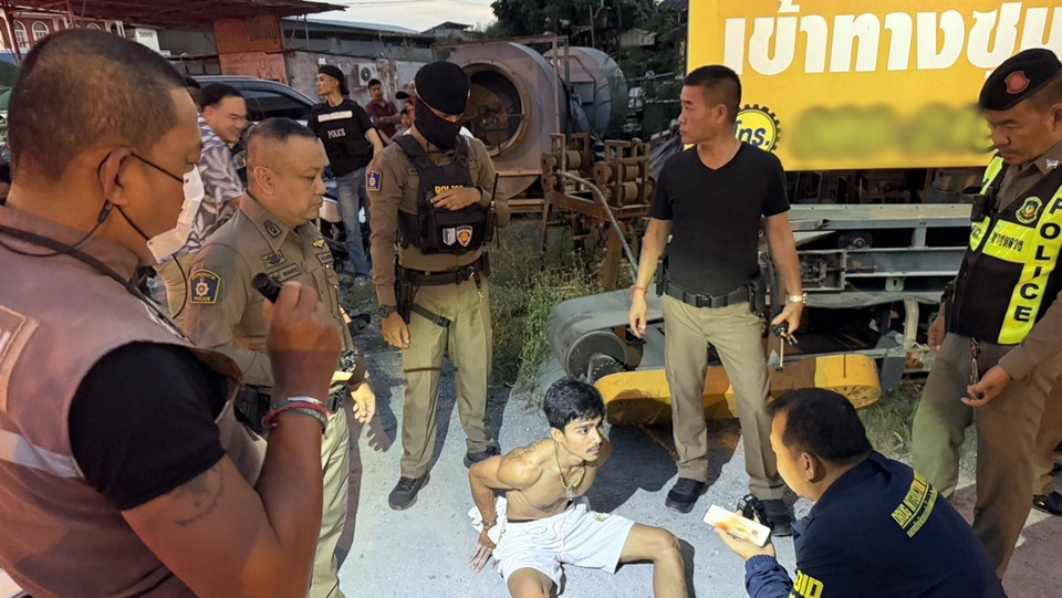 ตำรวจสภ.กำแพงแสน สนธิกำลังทางหลวง จับขนยาบ้า 1 ล้านเม็ด หลังไล่ล่าระทึก