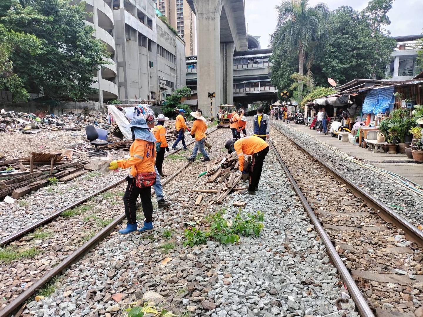 การรถไฟฯลุยเก็บขยะ รื้อย้ายสิ่งปลูกสร้าง “ที่หยุดรถไฟพญาไท” ก่อนส่งมอบพื้นที่สร้างรถไฟความเร็วสูงเชื่อมสามสนามบิน 