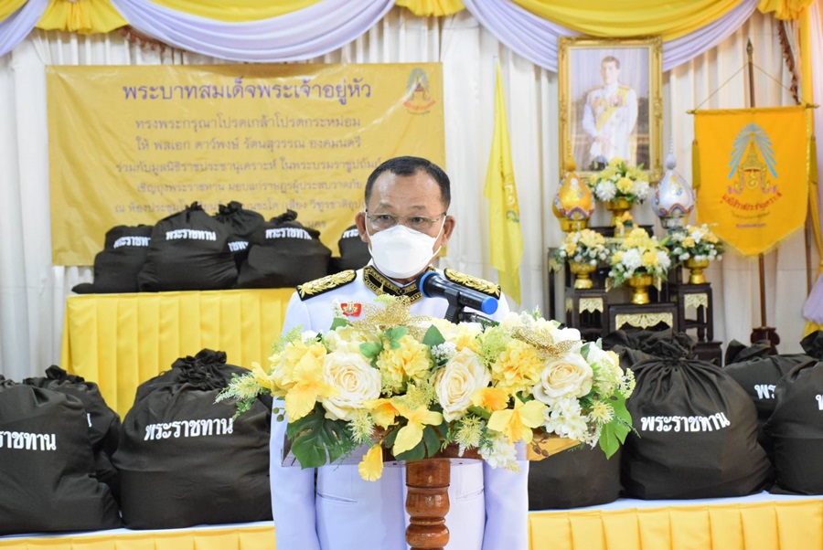 เชิญถุงพระราชทานไปมอบแก่ราษฎรที่ประสบวาตภัยในพื้นที่เขตคลองสามวา กรุงเทพฯ