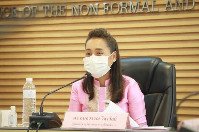 “กนกวรรณ” แจง ทีมเพจตัดต่อภาพลุยน้ำท่วม เหตุคณะไม่ใส่แมสก์ กลัวเป็นประเด็น 