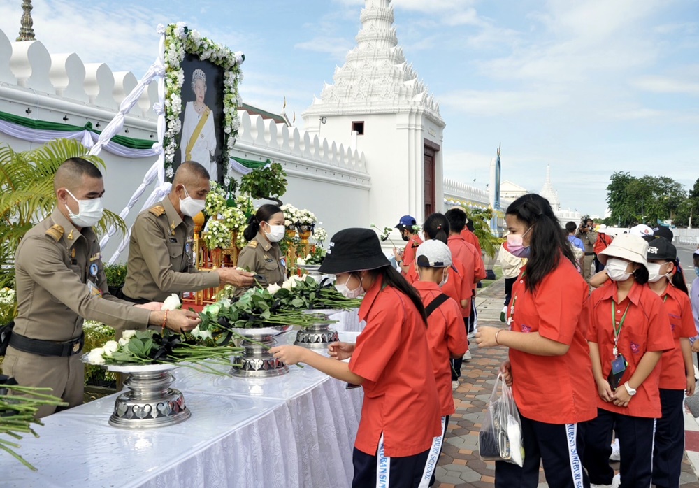 ประมวลภาพ บรรยากาศการถวายความอาลัย "ควีนเอลิซาเบธที่ 2" ที่บริเวณประตูมณีนพรัตน์ พระบรมมหาราชวัง