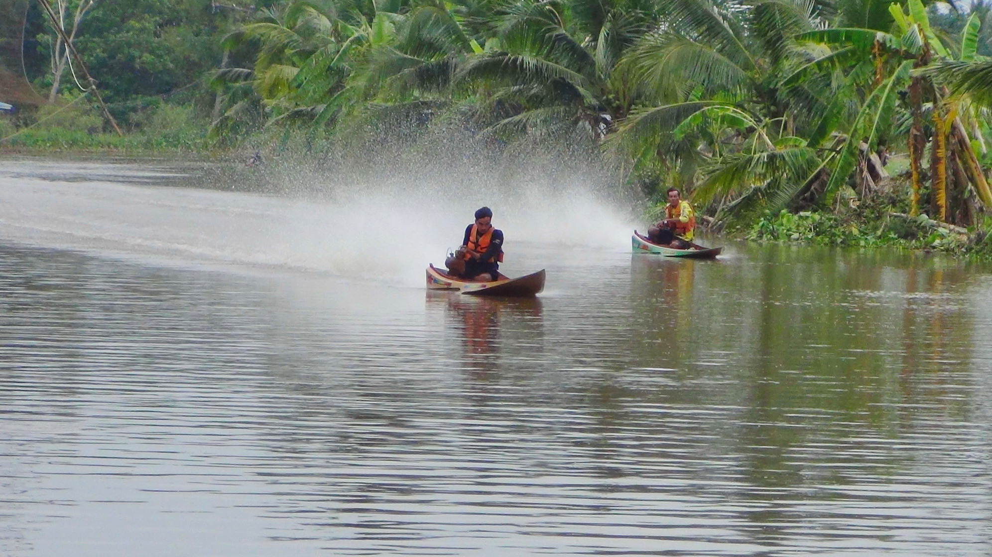 ชาวแปดริ้วคลายเครียด ใช้พื้นที่รับน้ำแทนคนกรุง จัดแข่งเรือ สร้างสามัคคี 5 ตำบล