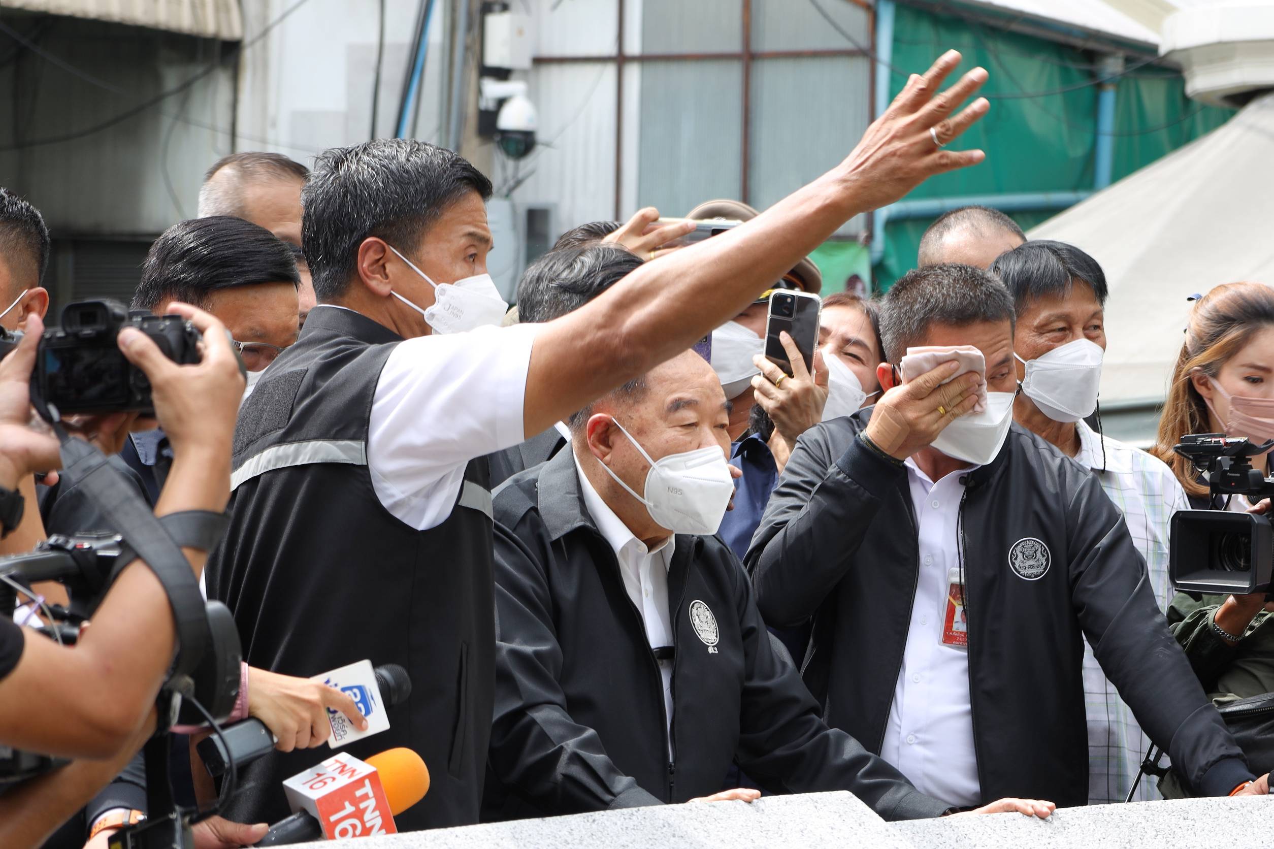 ลุงป้อมจูงมือ "ชัชชาติ" ลงพื้นที่คลองโอ่งอ่าง ตรวจความพร้อมรับมือน้ำทะเลหนุนสูง