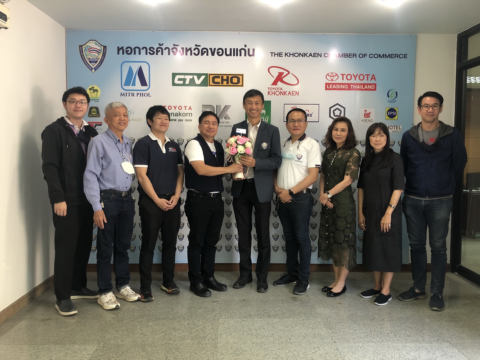 ผู้บริหารแอสเซท โปร แมเนจเม้นท์ ร่วมยินดีกับ ชาญณรงค์ บุริสตระกูล รับตำแหน่งประธานหอการค้าขอนแก่น 