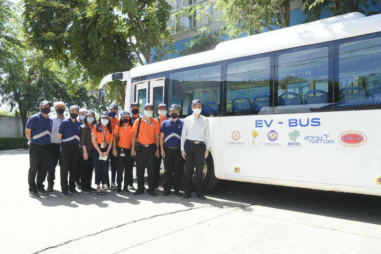 MEA เยี่ยมชมรถ E-bus เดินหน้าความร่วมมือหนุน ขสมก. ดัดแปลงรถเมล์เก่าเป็นรถโดยสารไฟฟ้า