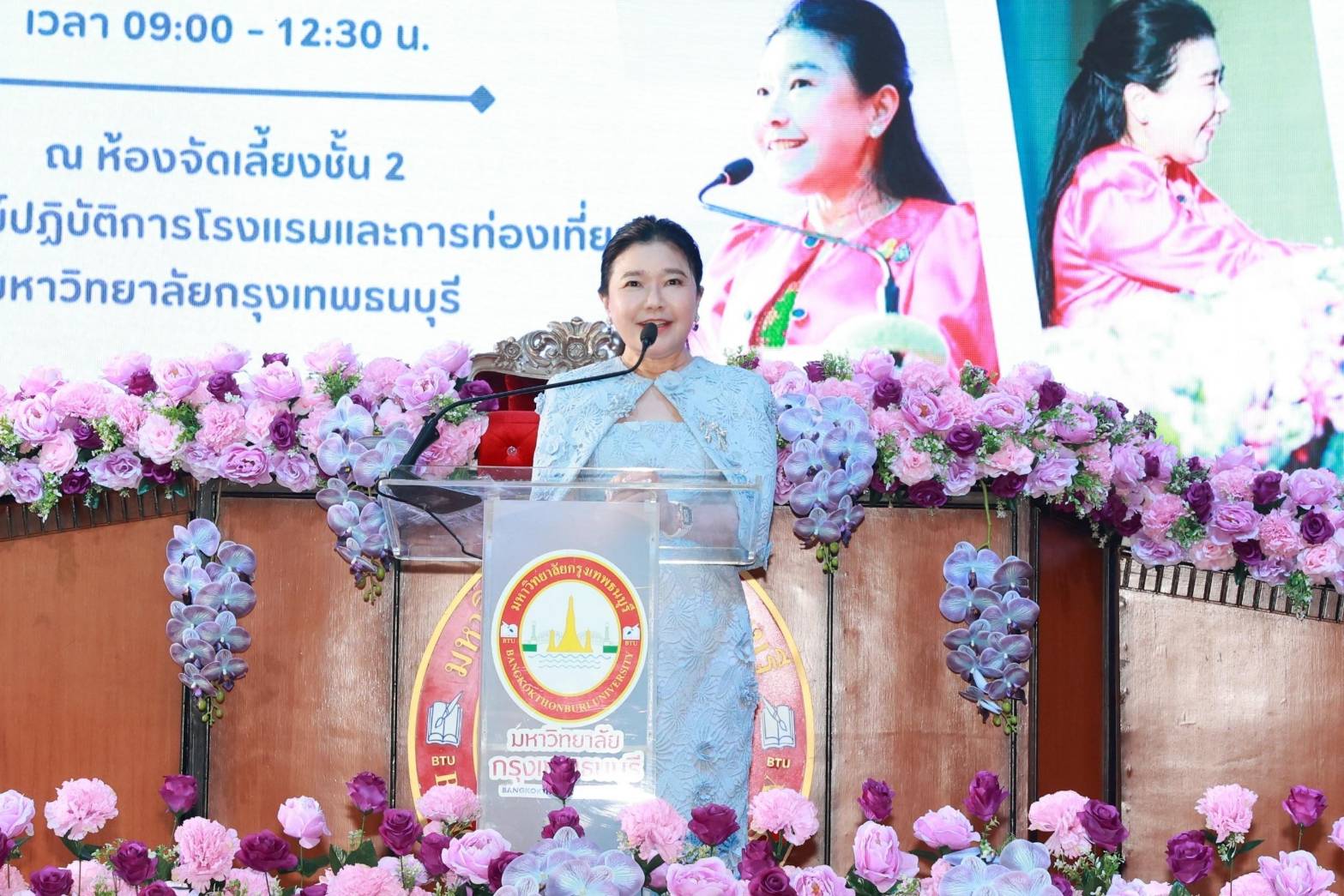 ศ.ดร.บังอร เบ็ญจาธิกุล อธิการบดี  เป็นประธานพิธีมอบเสื้อกาวน์ แก่นักศึกษาคณะทันตแพทย์ ปีการศึกษา 2567