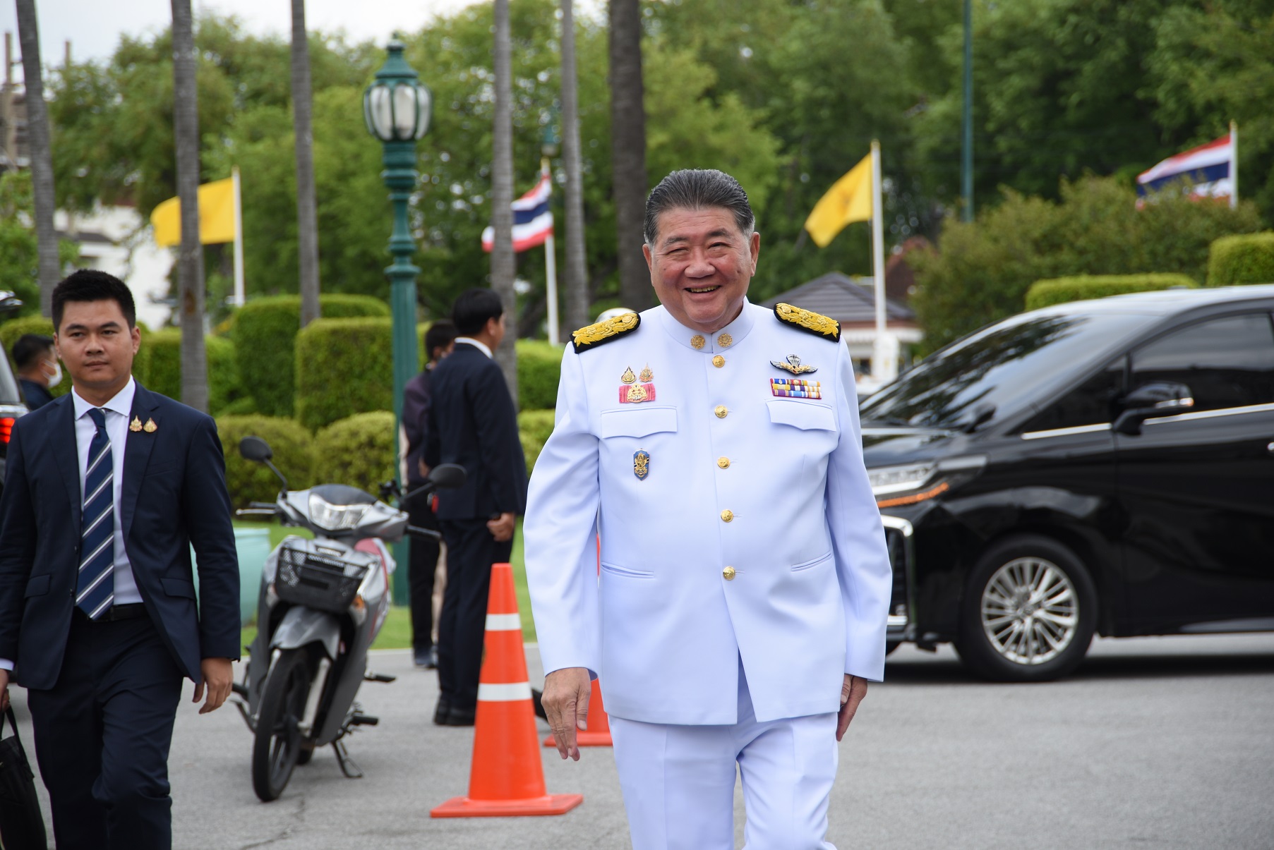 "บิ๊กอ้วน"   ยังไม่ตอบต้องประชุมโผทหารใหม่หรือไม่  ขอเข้าทำงานก่อน  มองศึกลูกประดู่เป็นเรื่องปกติช่วงแต่งตั้ง